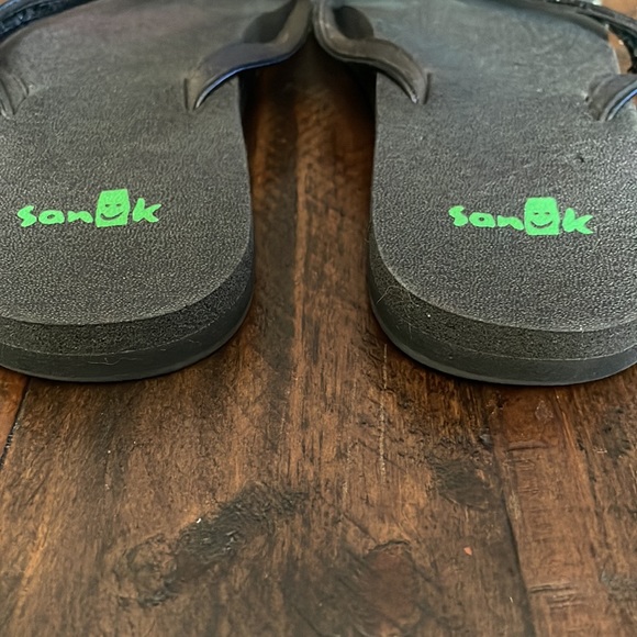 SANUK black flip flops size 6-6.5 (?) GUC - Picture 7 of 11